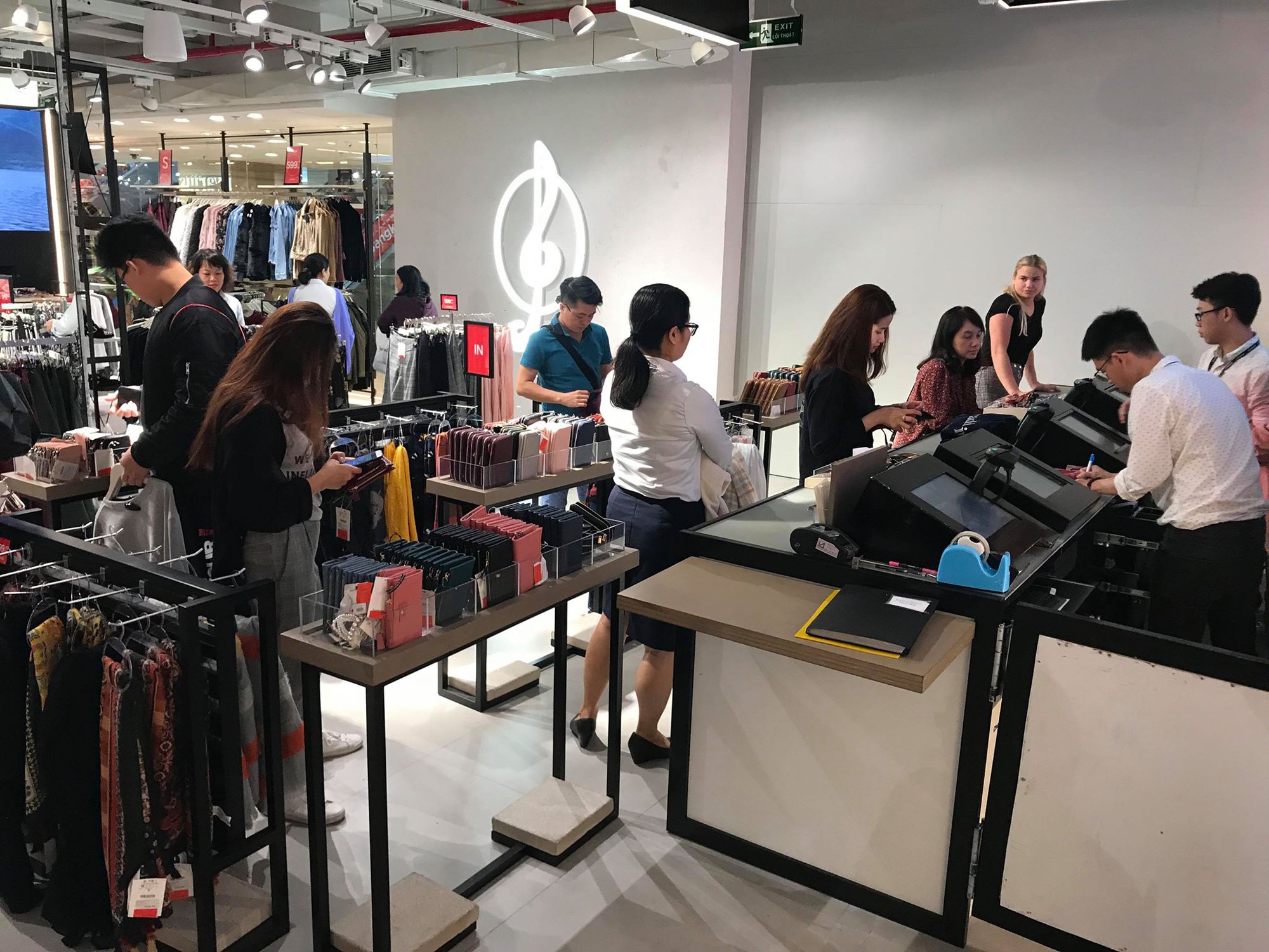 Zara Sài Gòn và Hà Nội đông nghịt, dân tình xếp hàng dài ngay ngày đầu tiên giảm giá